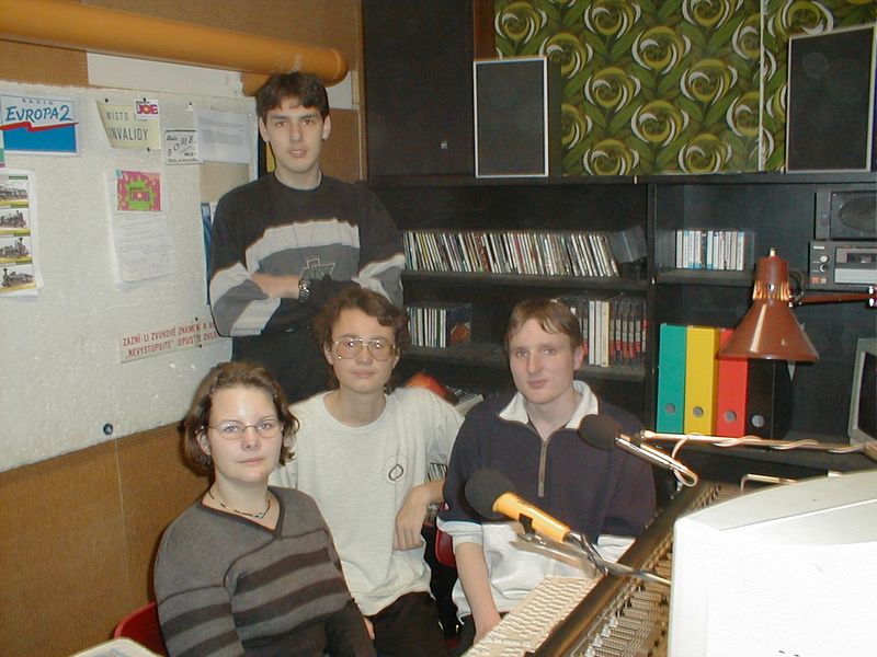 Vysilaci team v roce 2001 - mensi skupinka